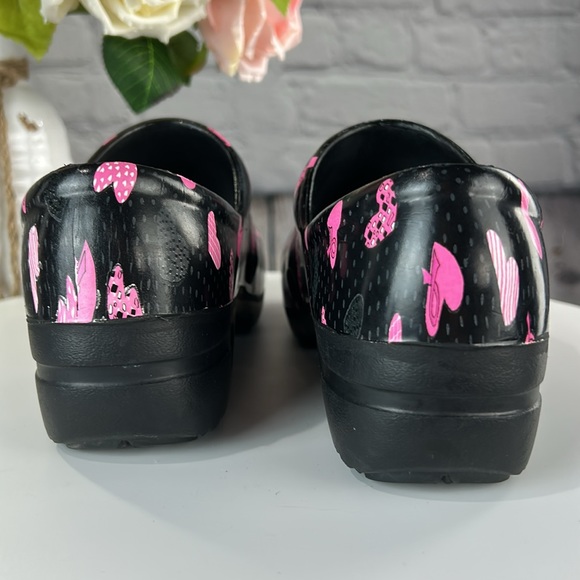 ANYWEAR Black & Pink Hearts Breast Cancer Awareness Slip On Professional Clogs - Picture 4 of 17